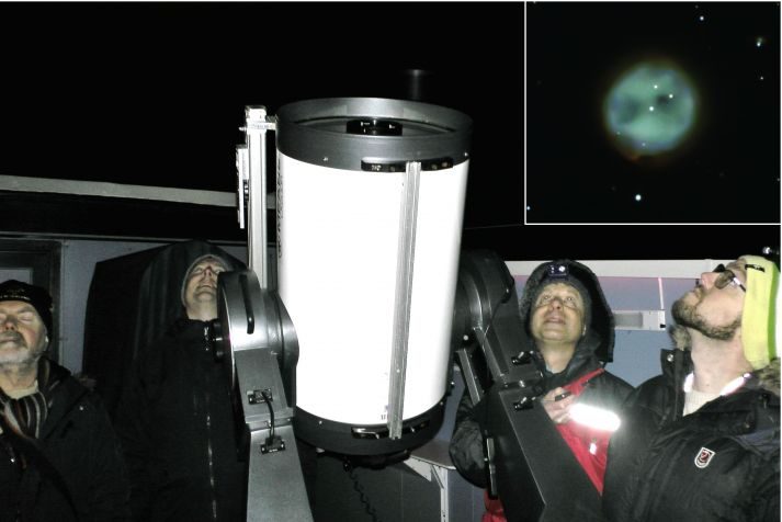 Ivrige galaksejegere på NOVA fredag 25. februar. Innrammet: Ugletåken fotografert av Nikolai Hansen med ZWO ASI gjennom Vega Syd (40 cm).