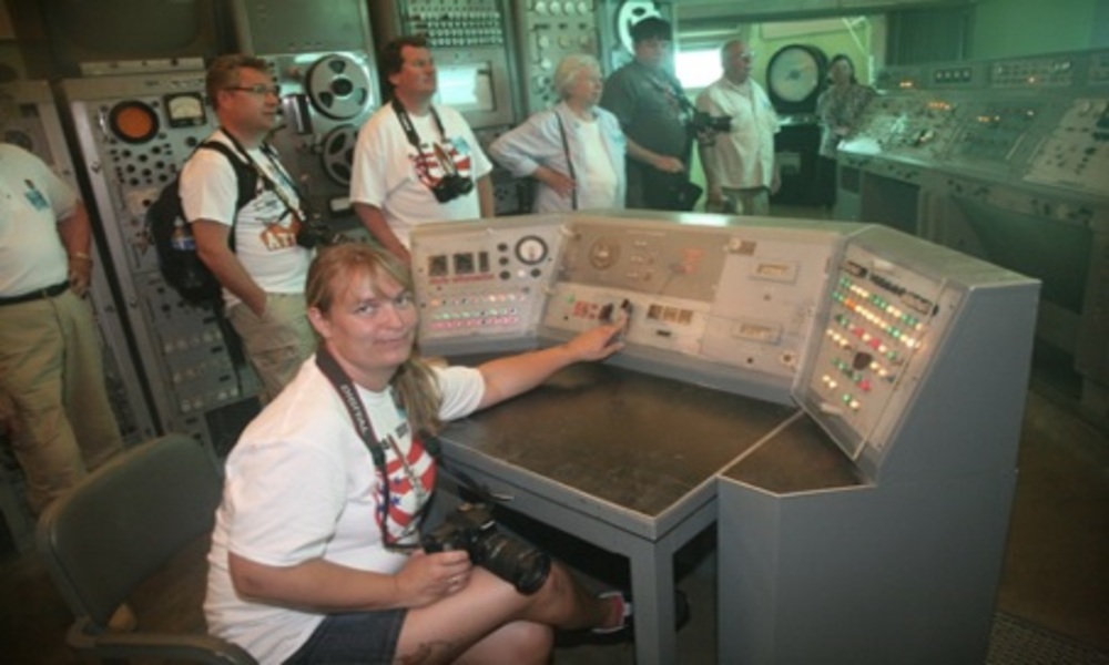 Noen av deltakerne i Romfartsgruppen på DSE Ekspedisjon 2011 samlet i en gammel oppskytningsbunker på Cape Canaveral.