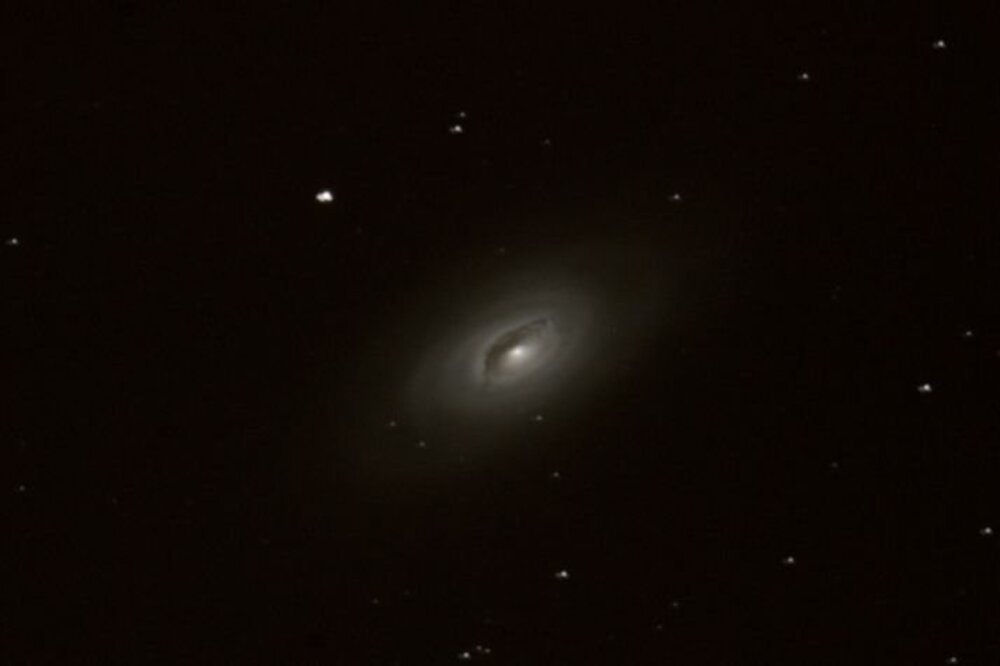 Sortøyegalaksen (M64). Foto: Arne Birkeland