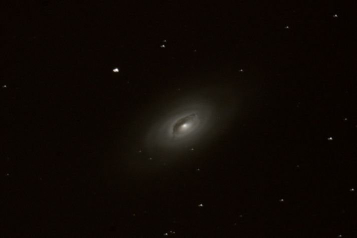 Sortøyegalaksen (M64) fotografert fra NOVA gjennom 40 cm Vega Syd-teleskopet 20. februar 2020. (Arne Birkeland) Sortøyegalaksen (M64)